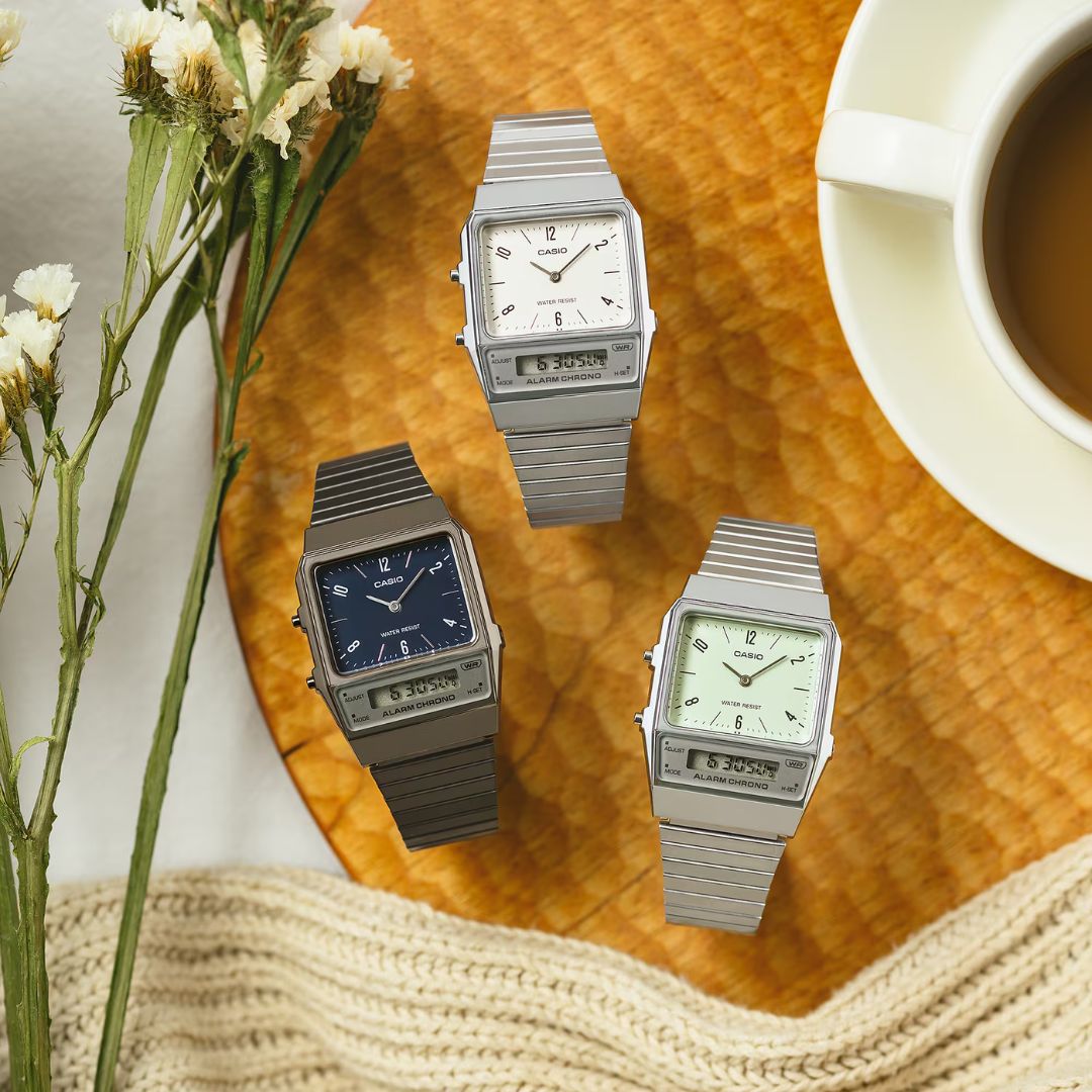 Casio AQ-800E-7A2EF anadigi-rannekello harmaalla rannekkeella ja vaalealla kellotaululla