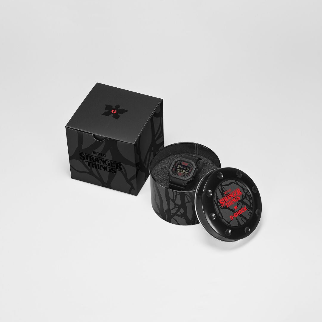 Casio G-Shock x Stranger Things DW-5600STT-1ER digitaalinen rannekello, tuotepakkaus