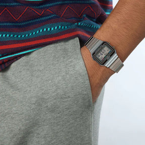 Casio Vintage A700WE-1AEF digitaalirannekello miehen ranteessa