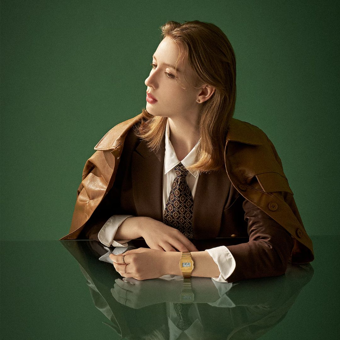 Casio Vintage A700WEVG-9AEF rannekello naisen ranteessa