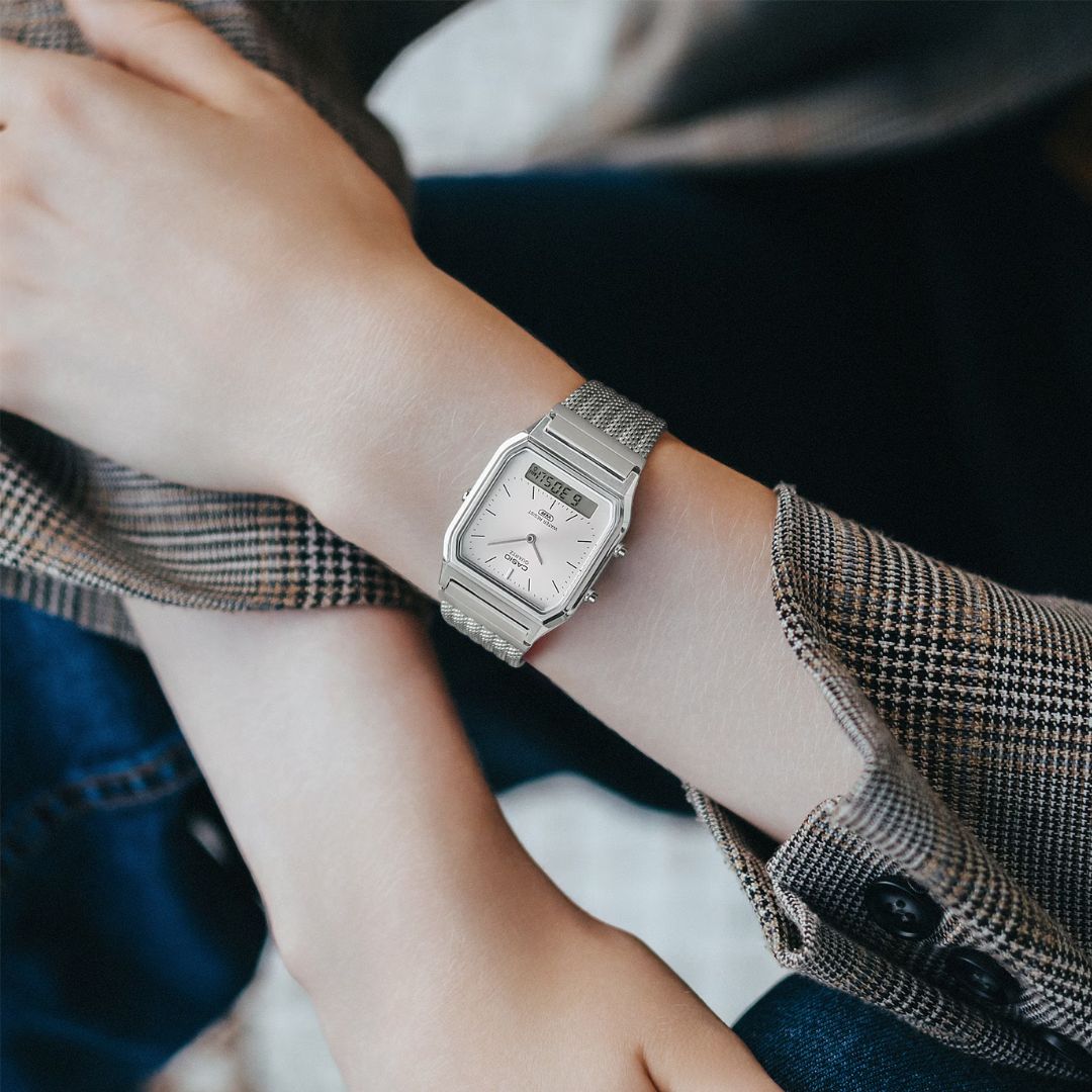 Casio Vintage AQ-230EM-7AEF rannekello hopeanvärisellä kellotaululla ja rannekkeella