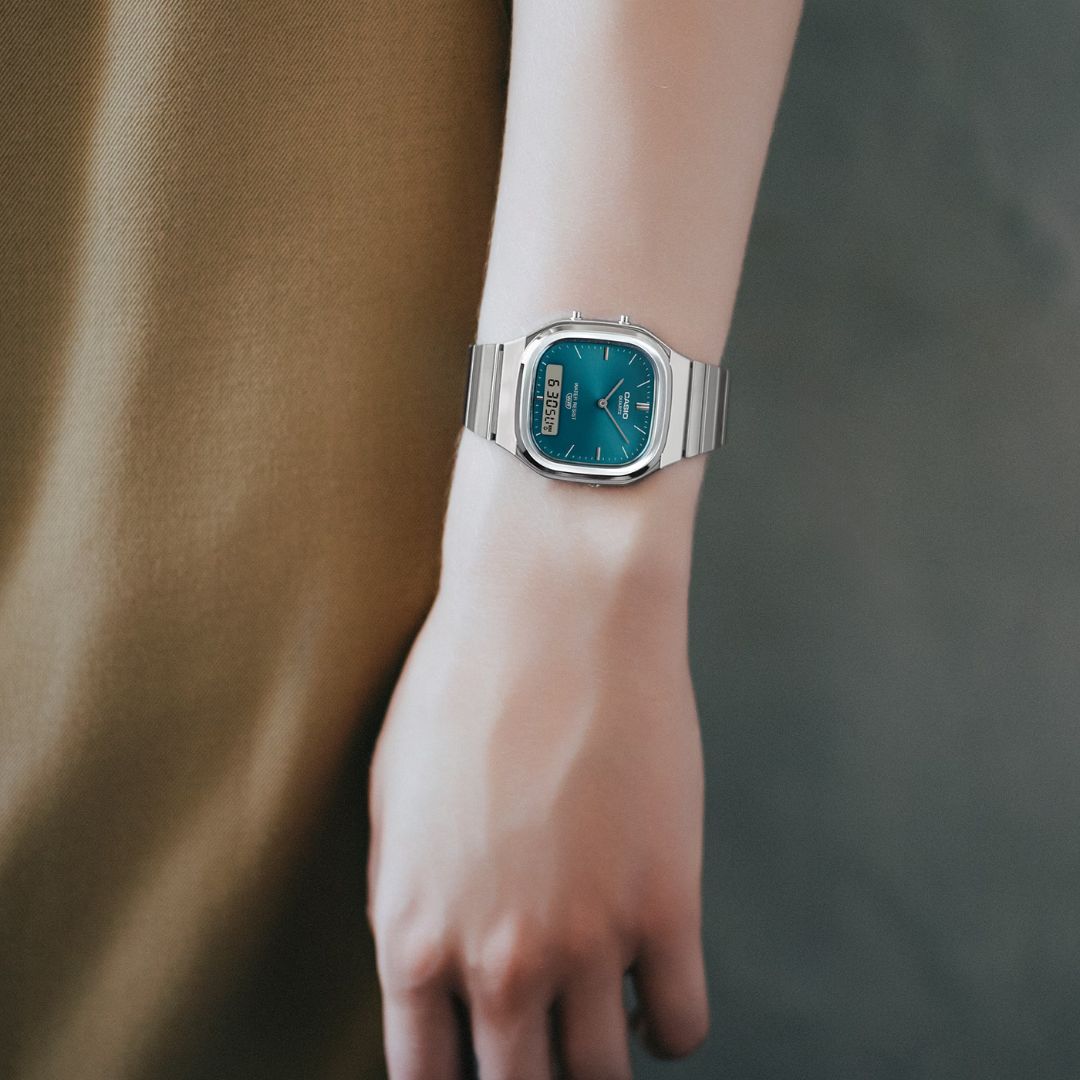 Casio Vintage AQ-240E-3AEF anadigi-rannekello sinivihreällä kellotaululla ja teräksenharmaalla rannekkeella