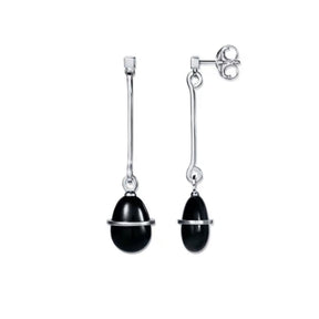 Efva Attlingin hopeiset tappikorvakorut, joissa mustia onyksikiviä kiertää hopeinen nauha.