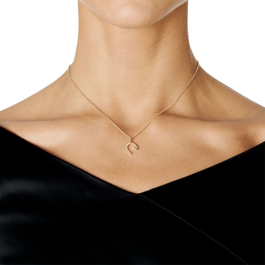 Efva Attling Take No Shit riipus, keltakultaa