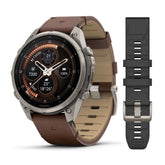 Garmin AMOLED älykello harmaalla titaanirungolla, ruskealla nahkarannekkeella ja erillisellä mustalla silikonihihnalla