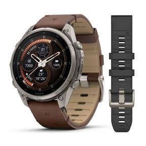 Garmin AMOLED älykello harmaalla titaanirungolla, ruskealla nahkarannekkeella ja erillisellä mustalla silikonihihnalla