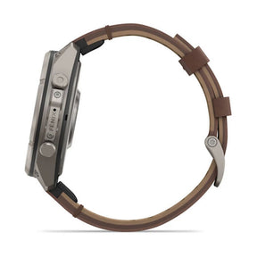 Garmin Fenix 9 Pro älykello sivulta harmaalla titaanikotelolla ja pähkinänruskealla nahkarannekkeella
