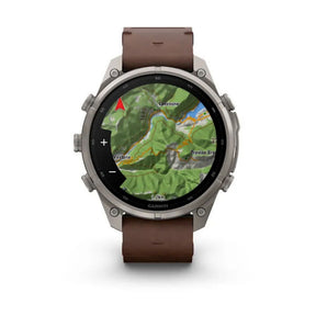 Garmin Fenix 9 Pro älykello harmaalla titaanikuorella ja ruskealla nahkarannekkeella, näytössä värikäs karttanäkymä