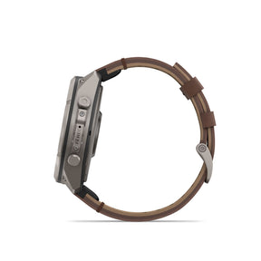 Garmin Fenix 9 Pro älykello harmaalla titaanikuorella ja pähkinänruskealla nahkarannekkeella sivuprofiilissa