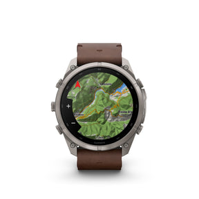 Garmin Fenix 9 Pro älykello harmaalla titaanikuorella, pähkinänruskealla nahkarannekkeella ja värillisellä karttanäytöllä