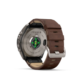 Garmin Fenix 9 Pro älykellon takapuoli, harmaa titaanikuori, optinen sykemittari ja pähkinänruskea nahkaranneke