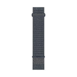 Garminin graniitinsininen 26 mm QuickFit-kangasranneke, tumma tekstiilipinta ja metallinen kiinnityslenkki.