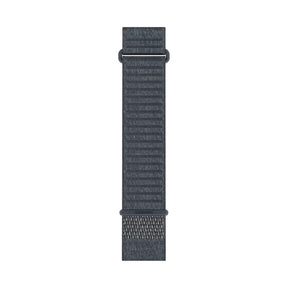 Garminin graniitinsininen 26 mm QuickFit-kangasranneke, tumma tekstiilipinta ja metallinen kiinnityslenkki.