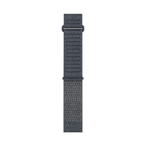 Garminin graniitinsininen kangasranneke metallisilla lenkeillä valkoisella taustalla