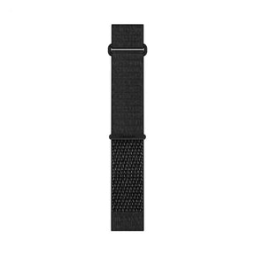 Musta Garmin QuickFit 22 mm lyhyt kangasranneke metallilenkeillä suorassa näkymässä valkoista taustaa vasten
