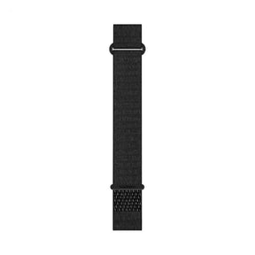 Garminin musta 20 mm pitkä kangasranneke, jossa on metallinen lenkki ja tekstuuripintainen ComfortFit-kangas.