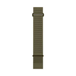 Armeijanvihreä pitkä Garmin QuickFit -kangasranneke, jossa näkyvät metalliset kiinnityslenkit ja solki.