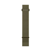 Armeijanvihreä pitkä Garmin QuickFit -kangasranneke, jossa näkyvät metalliset kiinnityslenkit ja solki.