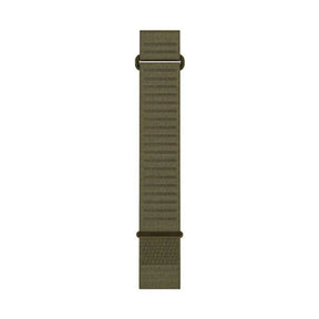 Armeijanvihreä pitkä Garmin QuickFit -kangasranneke, jossa näkyvät metalliset kiinnityslenkit ja solki.