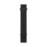 Garminin musta pitkä kangasranneke metallisoljella ja QuickFit kiinnityksellä eroteltuna valkoista taustaa vasten