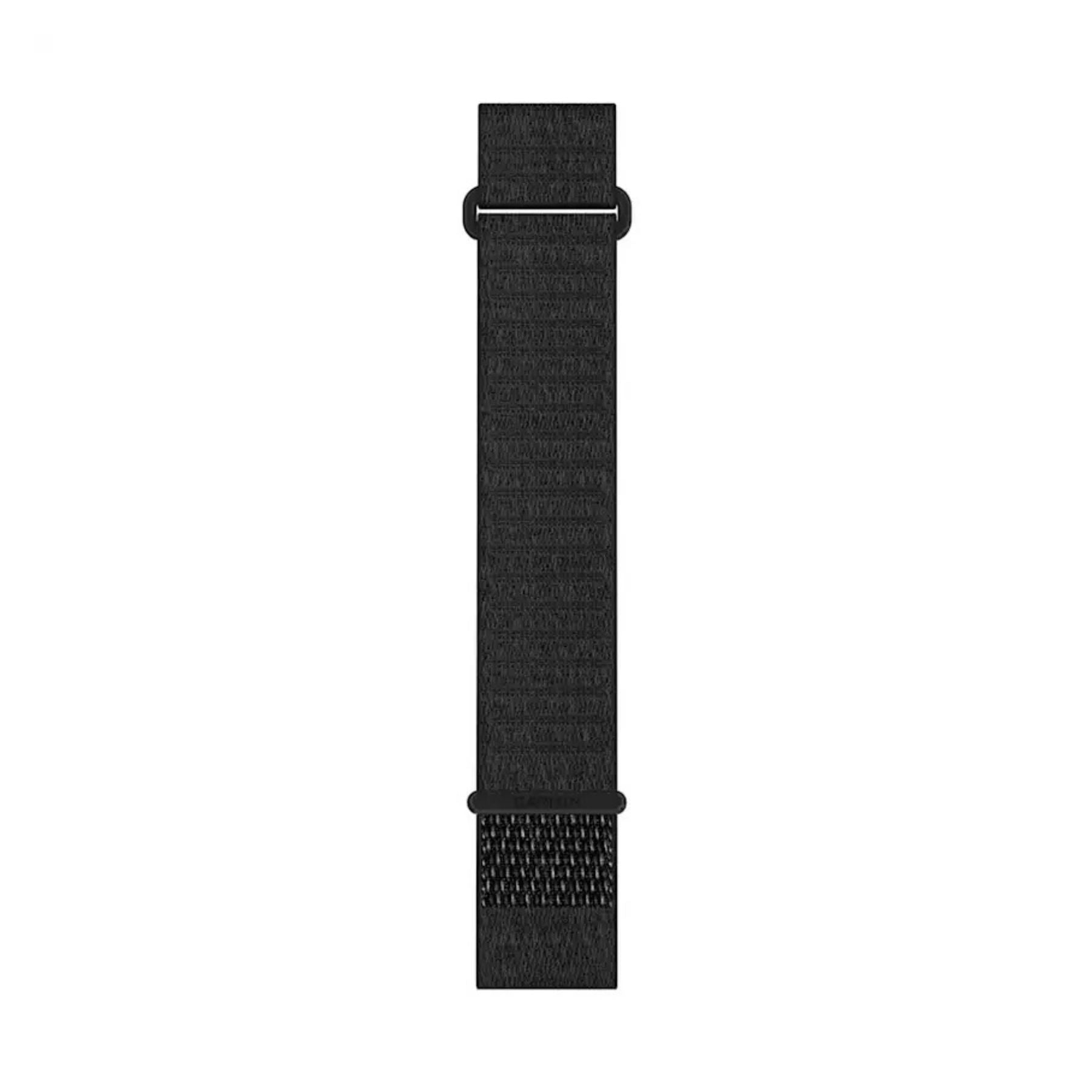 Garminin musta pitkä kangasranneke metallisoljella ja QuickFit kiinnityksellä eroteltuna valkoista taustaa vasten