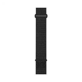 Garminin musta pitkä kangasranneke metallisoljella ja QuickFit kiinnityksellä eroteltuna valkoista taustaa vasten