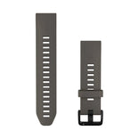 Garminin kivenharmaa 20 mm QuickFit silikoniranneke, jossa on säätöreiät ja musta solki valkoista taustaa vasten