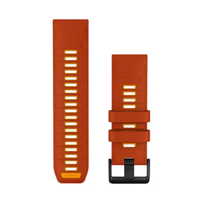 Garminin tiilenpunainen QuickFit silikoniranneke oransseilla yksityiskohdilla ja mustalla soljella, edestä nähtynä
