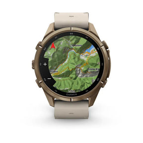 Garmin älykello kullanvärisellä titaanirungolla ja harmaalla nahkarannekkeella näyttää värillisen karttanäkymän