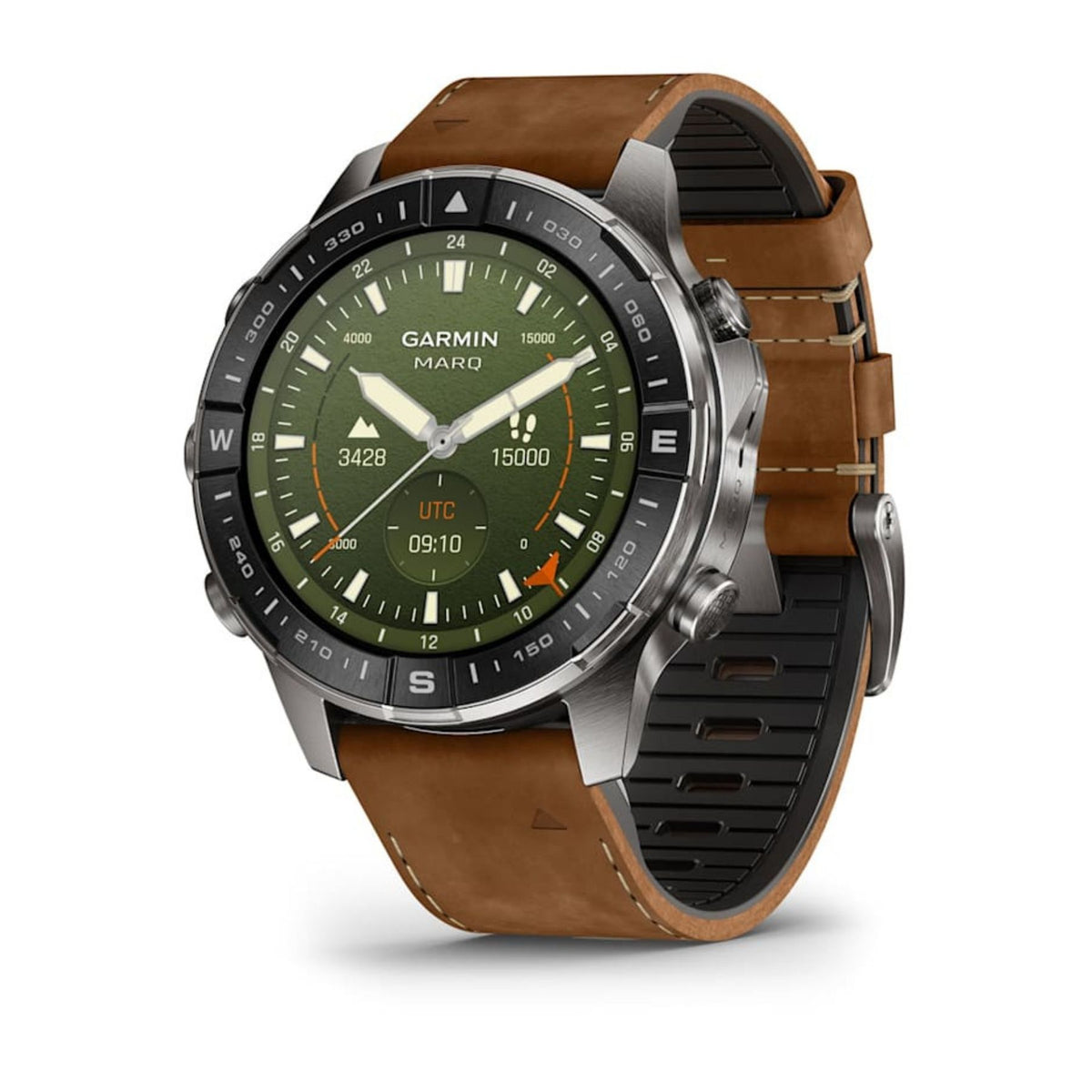 Garmin MARQ Adventurer älykello vihreällä kellotaululla titaanikuoressa ja ruskealla nahkarannekkeella etuviistosta katsottuna