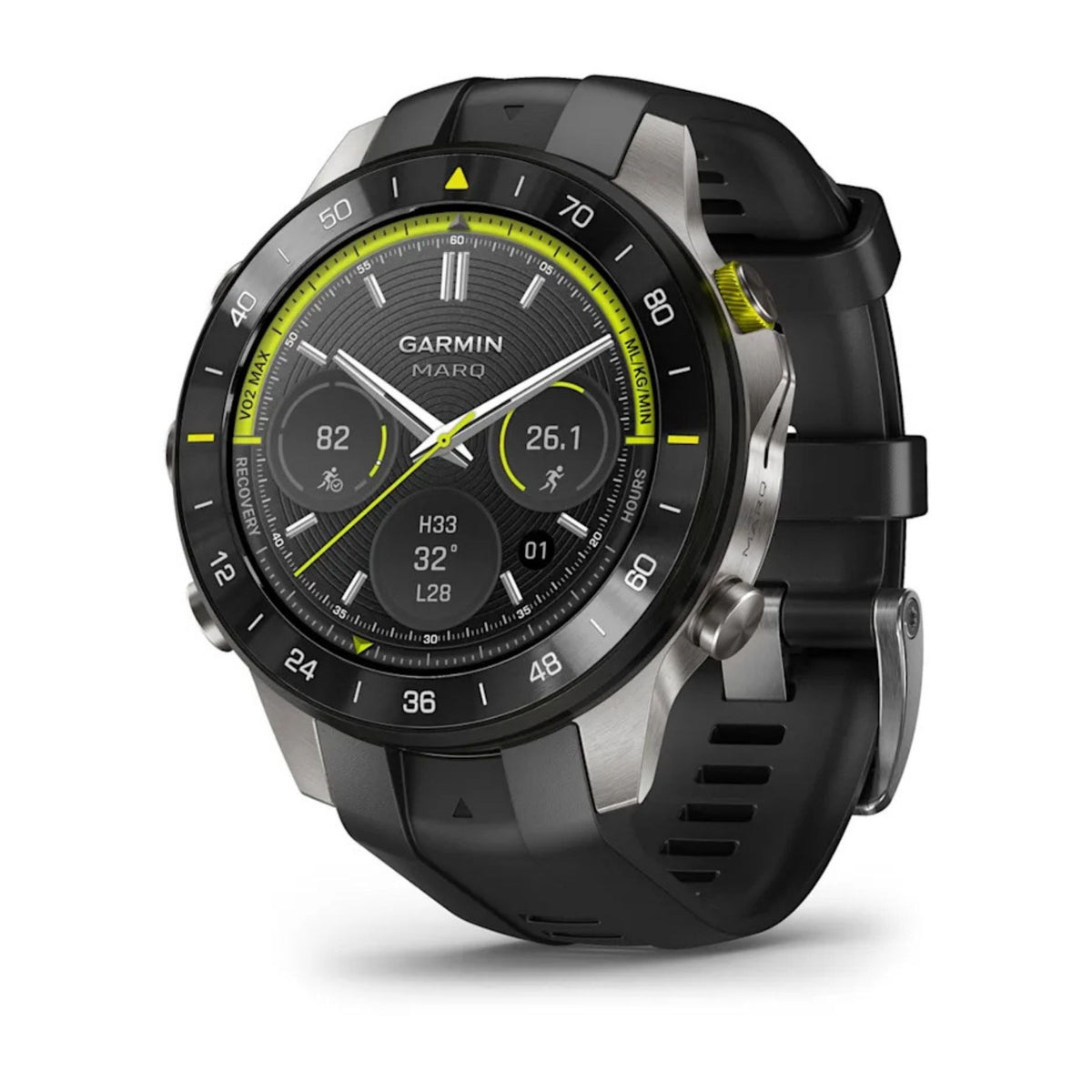 Garmin MARQ Athlete Gen 3 -älykello viistosta edestä, musta titaanirunko, safiirilasi ja urheilutiedot näkyvät näytöllä