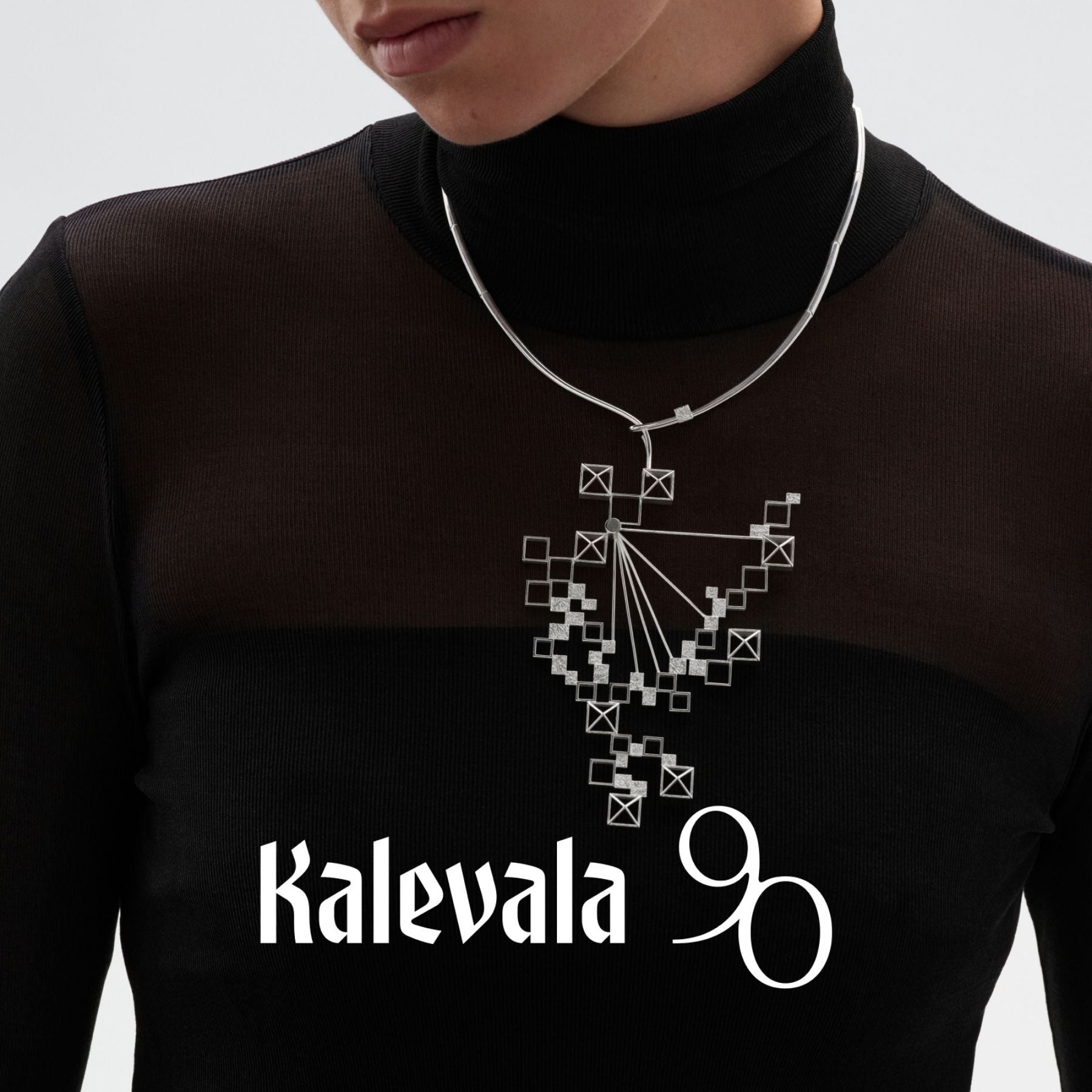 Kalevalan hopeinen Himmeli kaulakoru geometrisella riipuksella mustaa poolokaulusta vasten