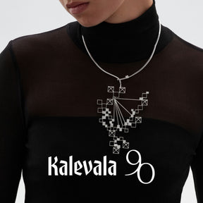 Kalevalan hopeinen Himmeli kaulakoru geometrisella riipuksella mustaa poolokaulusta vasten