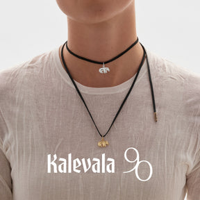 Kalevalan hopeinen karhuhela mustassa kaulanauhassa mallin kaulalla, edestä nähtynä