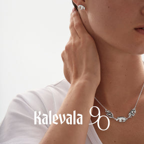 Kalevala hopeinen kaulakoru mallin kaulalla, kolme pientä karhuhahmoa rinnakkain ketjun keskellä