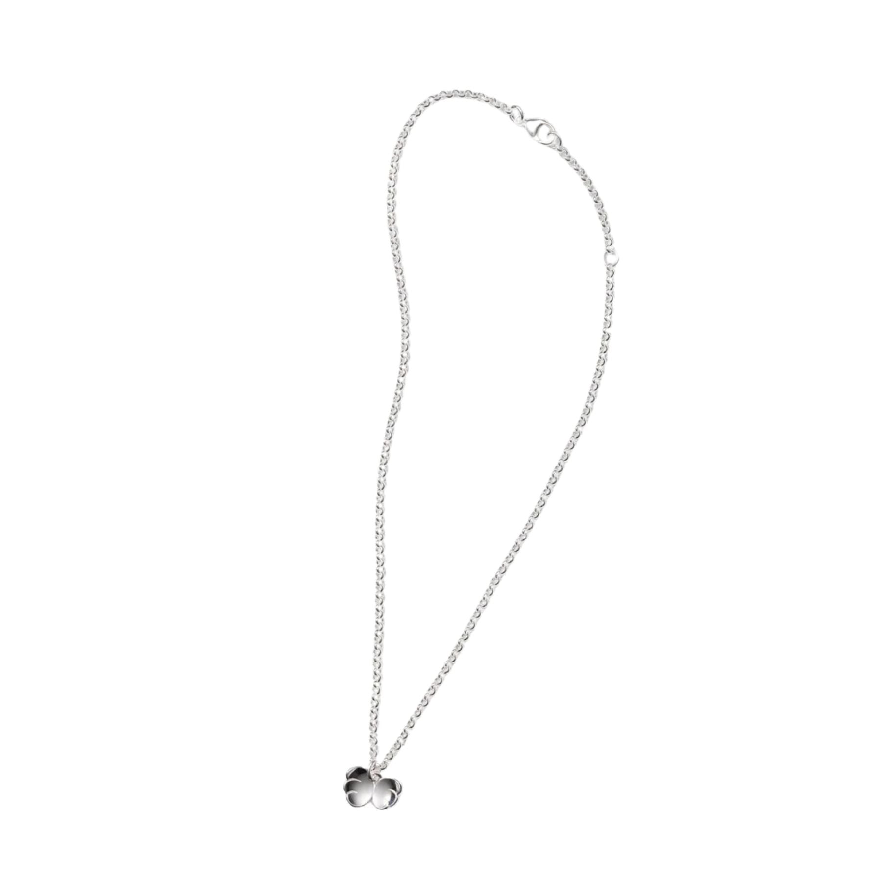 Kalevalan hopeinen kaulakoru, jossa on siipiaiheinen riipus ja siro hopeaketju valkoisella taustalla