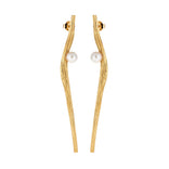 Lumoava Uoma korvakorut Akoya-helmellä, pitkä, keltakullattua hopeaa