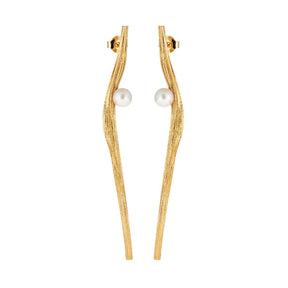 Lumoava Uoma korvakorut Akoya-helmellä, pitkä, keltakullattua hopeaa