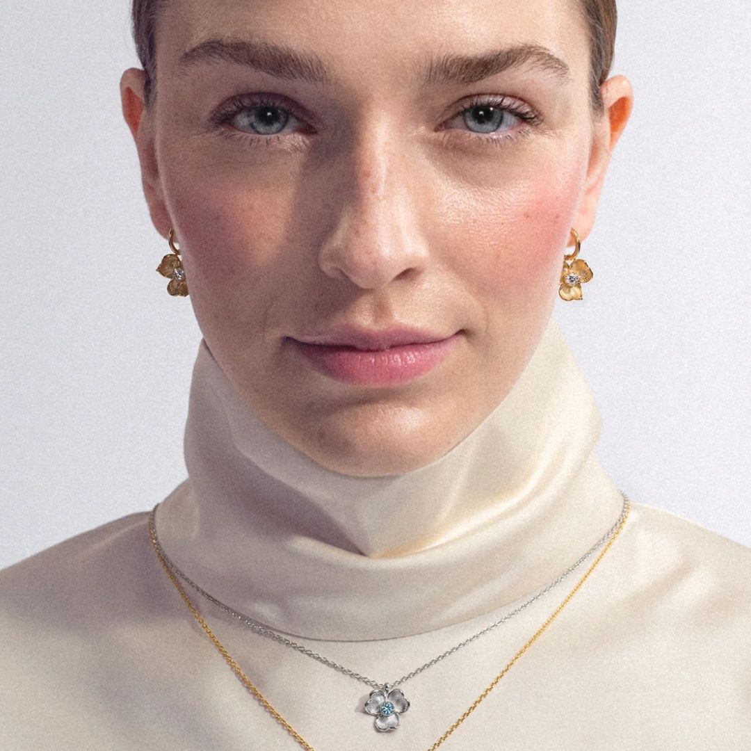 Lumoava Anna rengaskorvakorut kirkkaalla kivellä, keltakullattua hopeaa