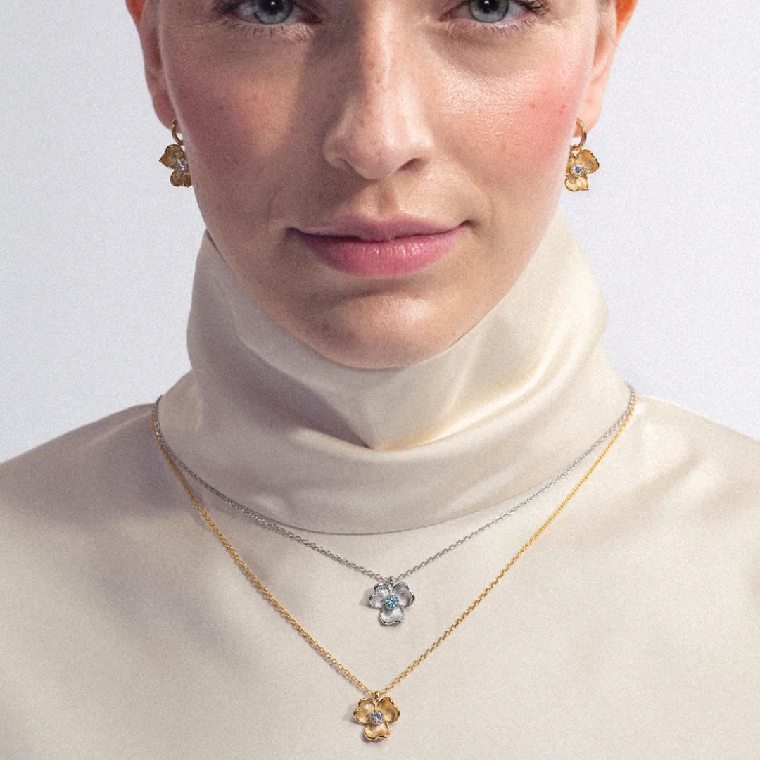 Lumoava Anna riipus kirkkaalla kivellä, keltakullattua hopeaa