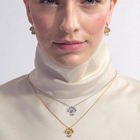 Lumoava Anna riipus kirkkaalla kivellä, keltakullattua hopeaa