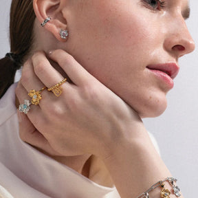 Lumoava Anna sormus kirkkaalla kivellä, keltakullattua hopeaa