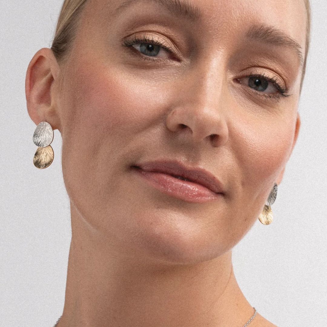 Lumoava Lily korvakorut, 2 palaa, pieni, hopeaa ja keltakullattua hopeaa