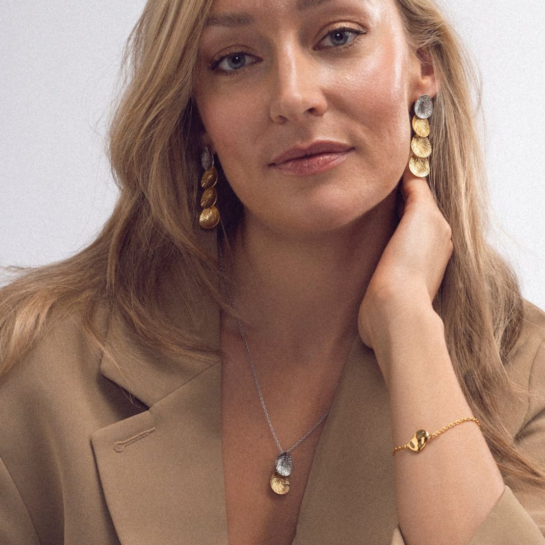 Lumoava Lily riipus, hopeaa ja keltakullattua hopeaa