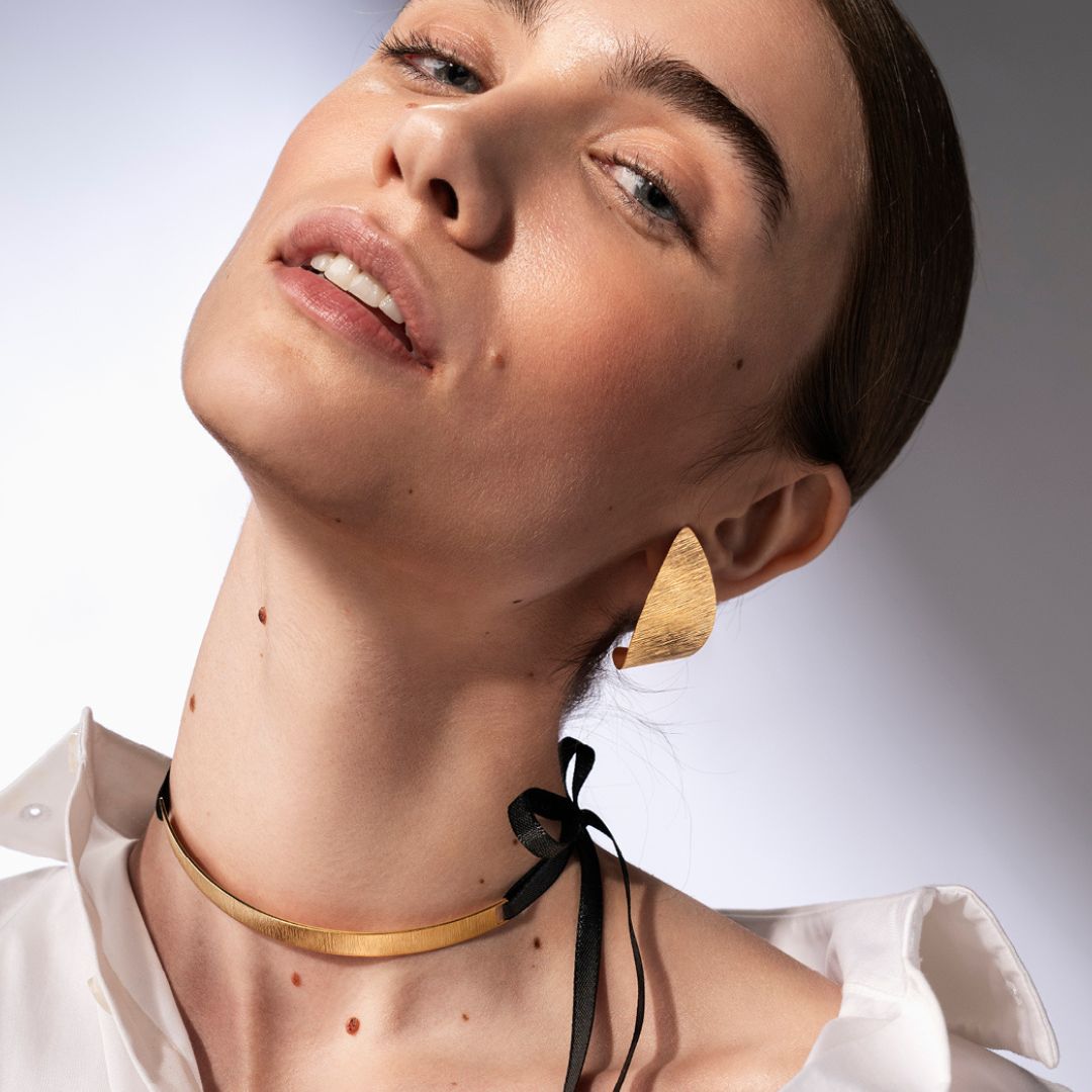 Lumoava Maininki choker riipus, keltakullattu hopea ja satiininauha, L67256200000