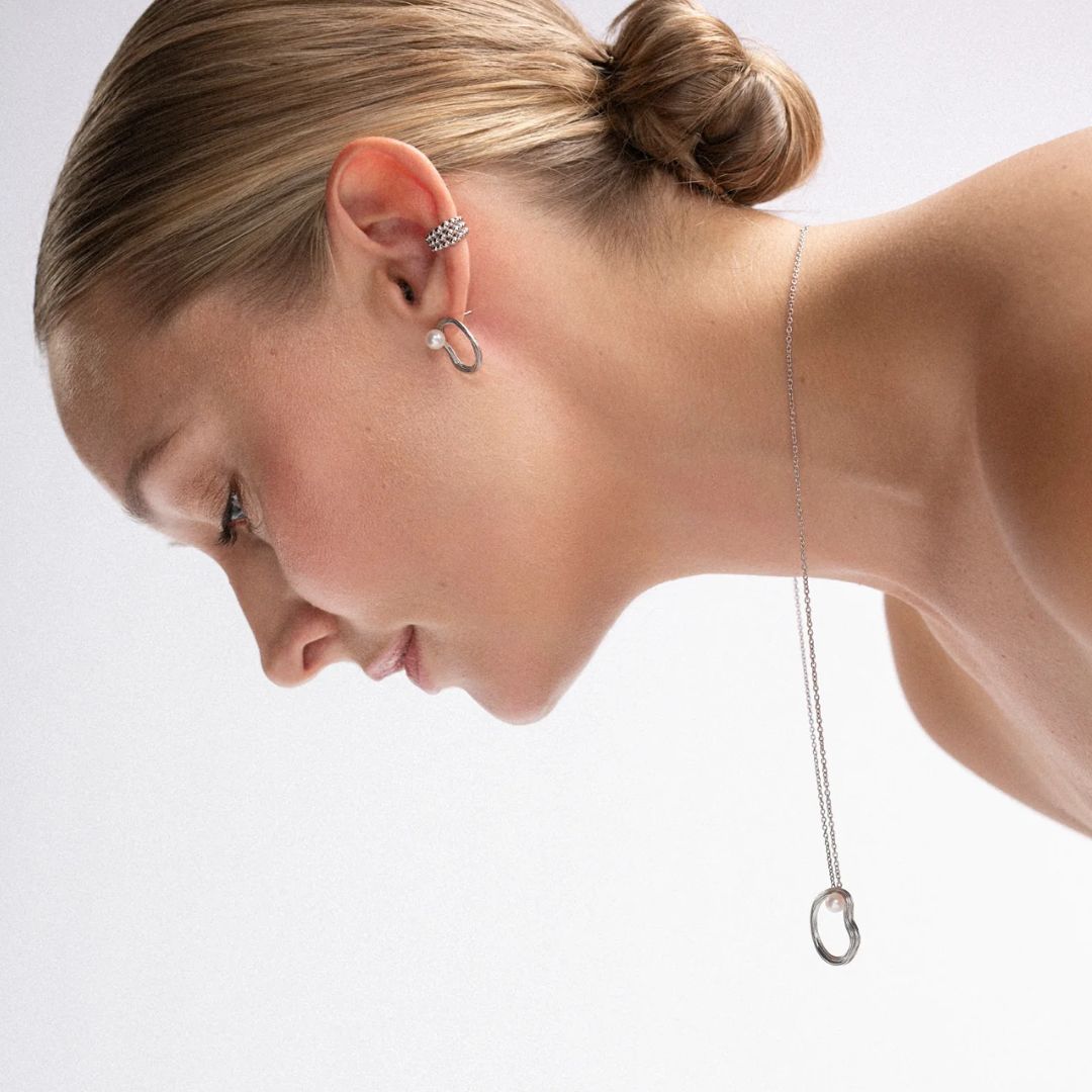 Lumoava Uoma korvakorut Akoya-helmellä, hopeaa