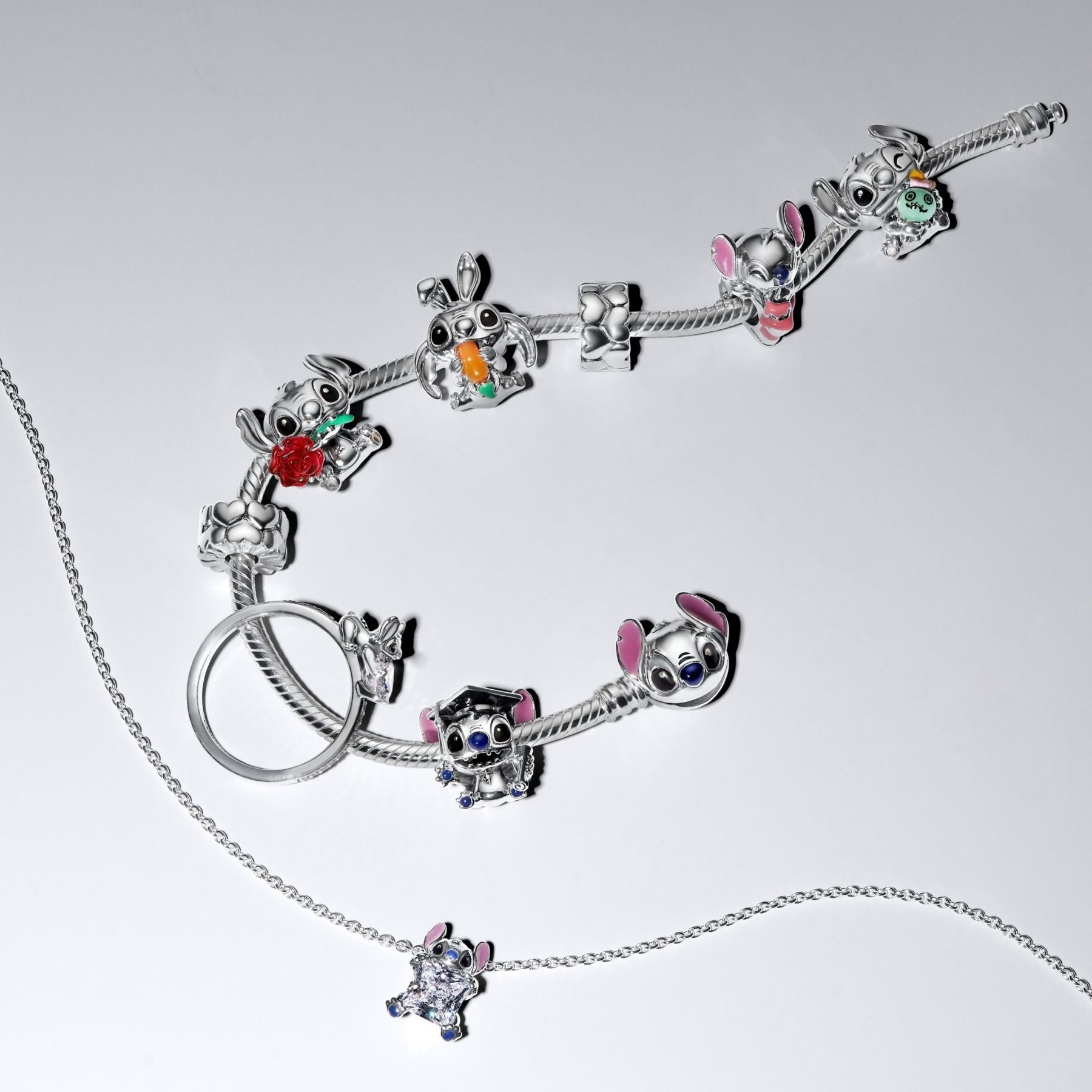 Pandora Disney Stitch -hela hopeisessa rannekorussa, Stitchin suulla punainen Murano-lasiruusu