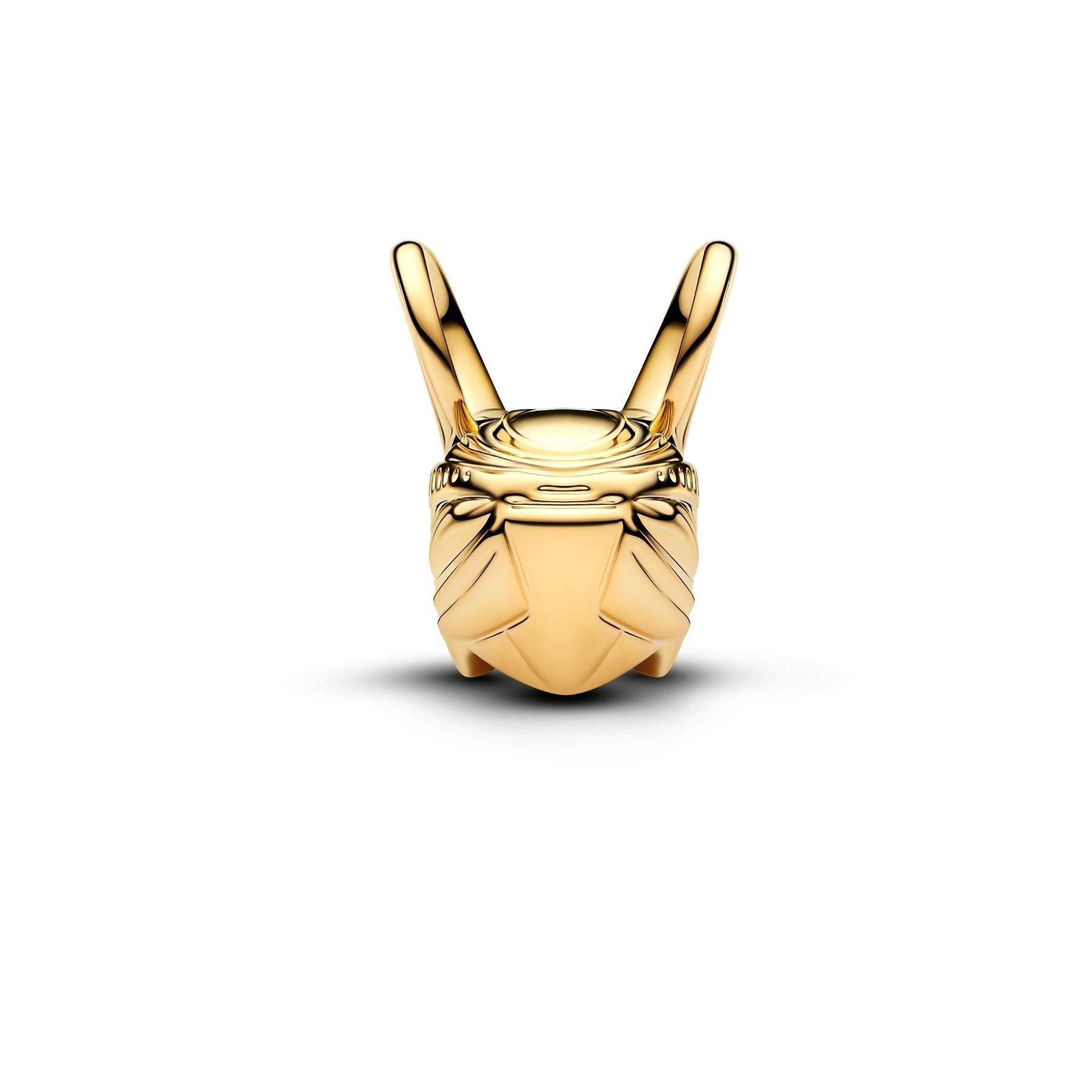 Pandora Disney Marvel Loki keltakullattu hela, jossa on sarvimainen kypärä ja näyttävät uurretut yksityiskohdat valkoista taustaa vasten