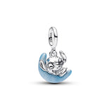 Pandora hopeinen Stitch hela, jossa nukkuva hahmo lepää sinertävällä kuunsirpillä.