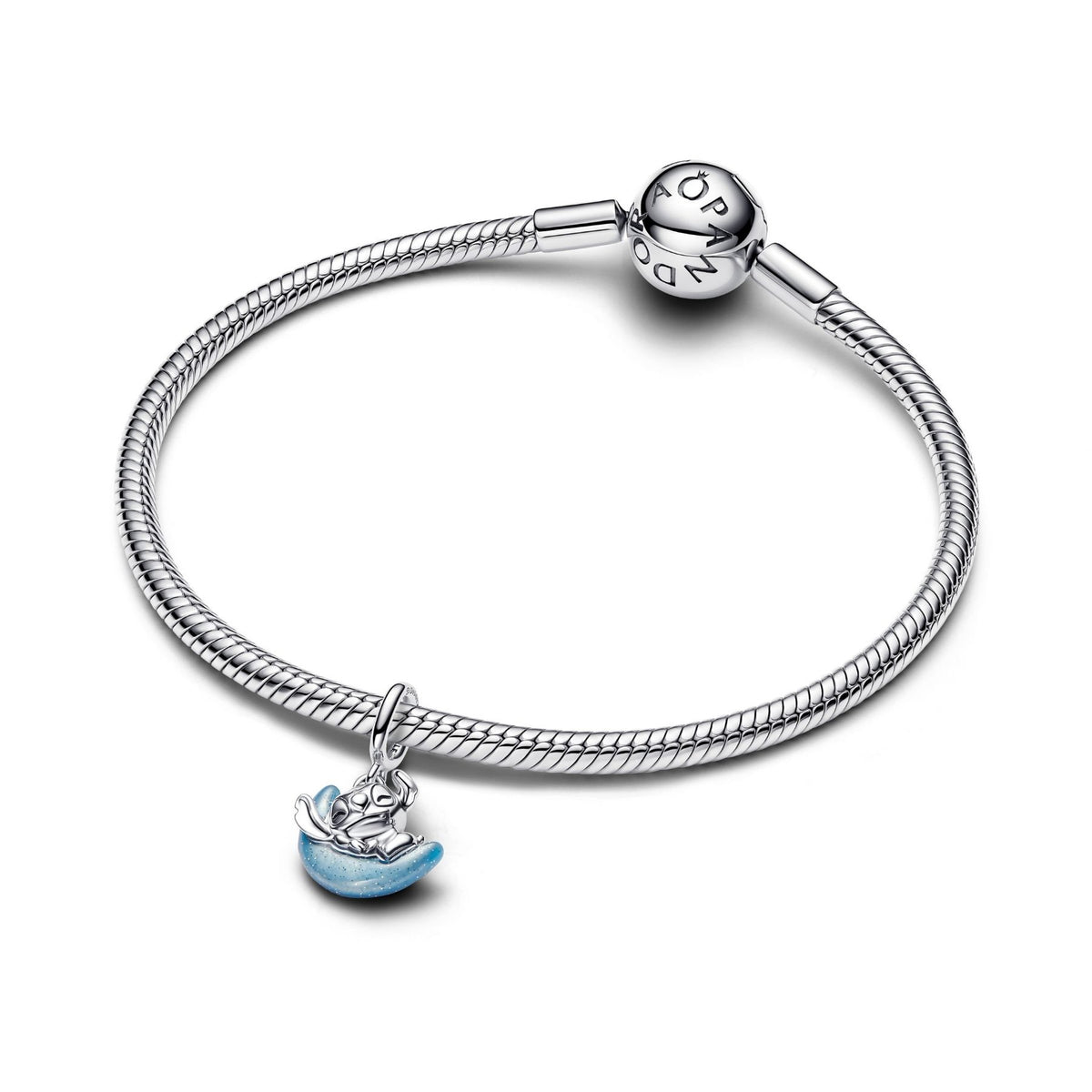 Pandora hopeinen rannekoru jossa roikkuu sininen Disney Stitch kuuhela